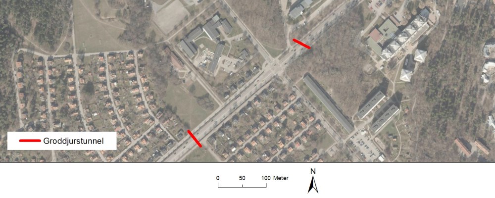Kartan visar två förslag för placering av grodtunneln på Drottningholmsvägen