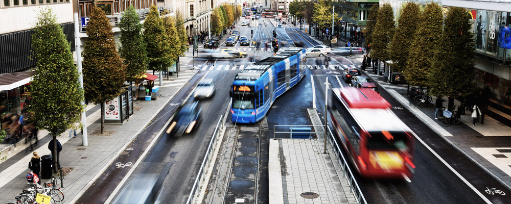Biltrafik, spårvagn, buss, cyklister och fotgängare